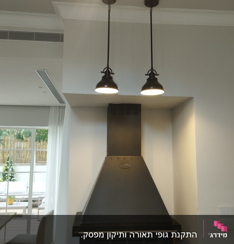 שני מנורות תלויות מעל קמין חשמלי